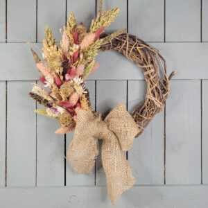 Rustykalny wianek z pastelowym akcentem