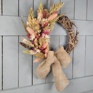 Rustykalny wianek z pastelowym akcentem
