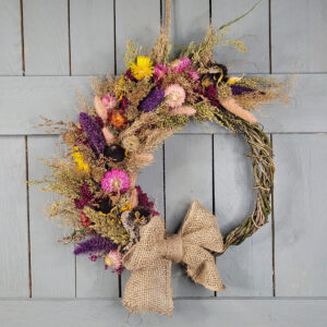 Rustykalny wianek z barwnym akcentem