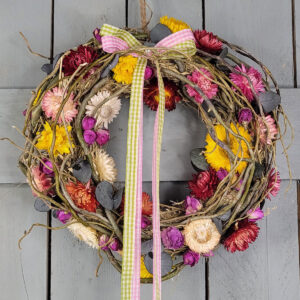 Mały rustykalny wianek z kwiatami