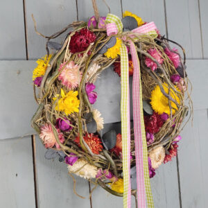 Mały rustykalny wianek z kwiatami