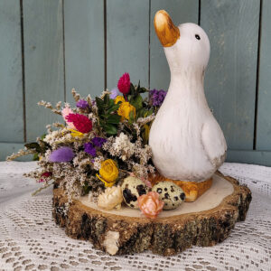 Wielkanocny stroik na plastrze brzozy