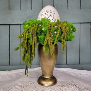 Wielkanocny stroik w zieleni mchu