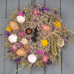 Wielkanocny wianek z suszonych kwiatów