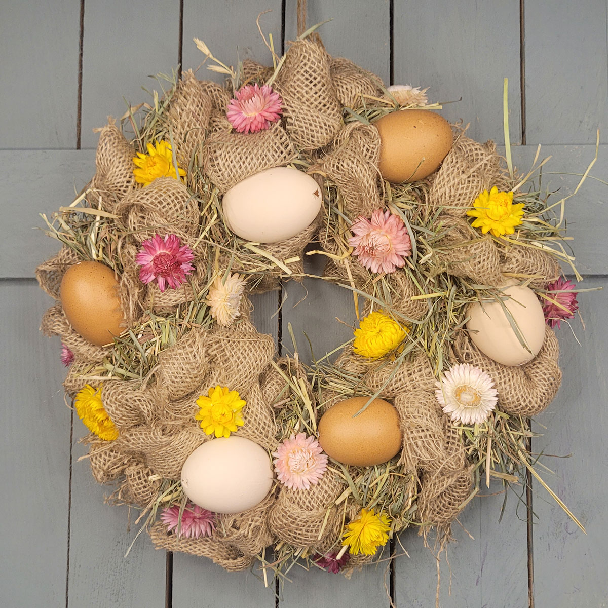 Wielkanocny wianek z rafii i wydmuszek