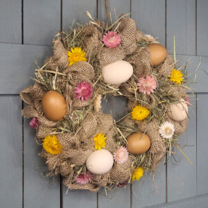 Wielkanocny wianek z rafii i wydmuszek