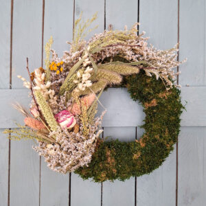 Wiosenny wianek z mchem i zatrwianem