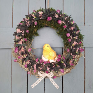 Wiosenny wianek z mchu i kwiatów