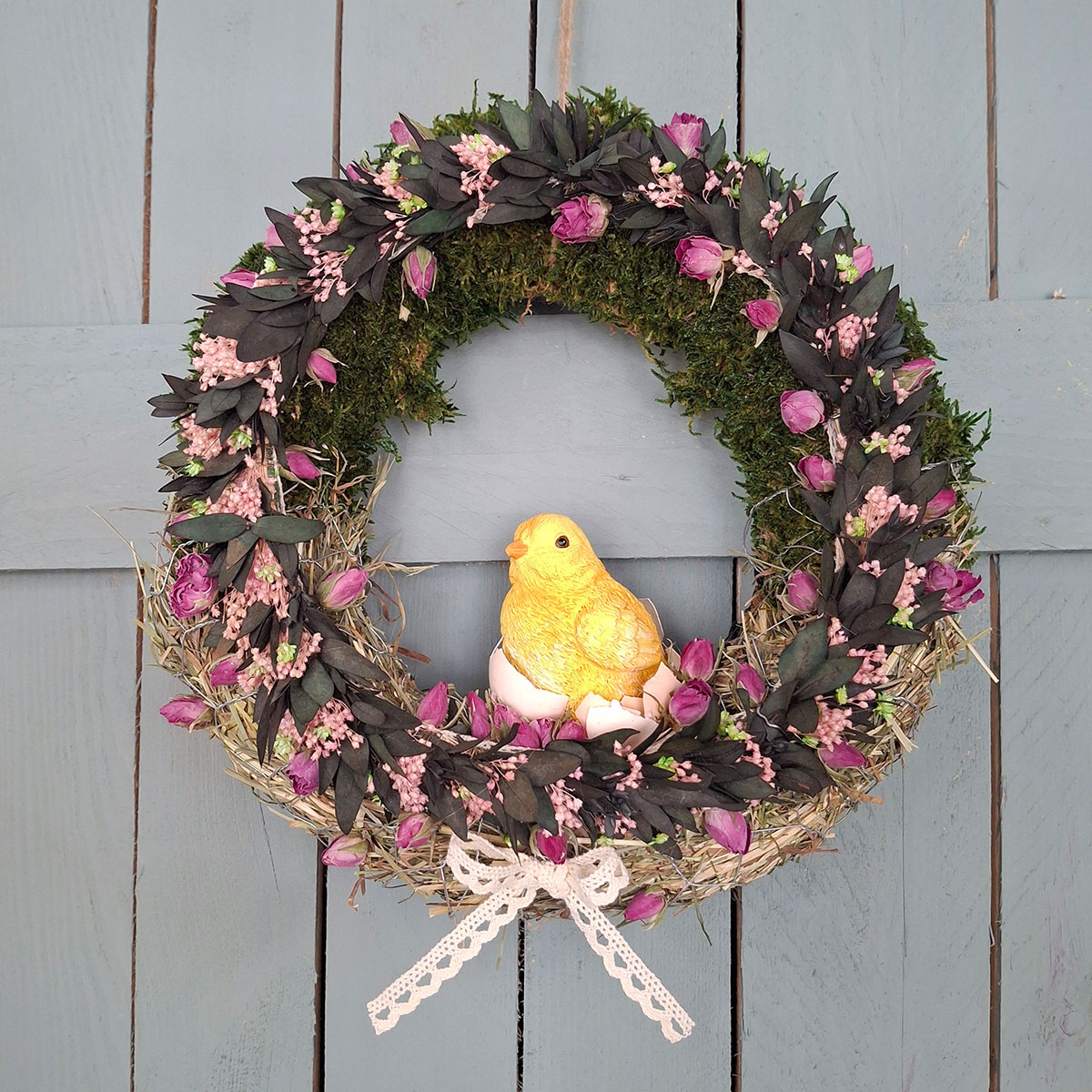 Wiosenny wianek z mchu i kwiatów