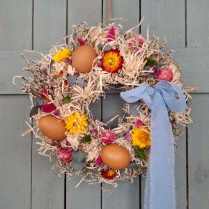 Wielkanocny wianek z kokardą
