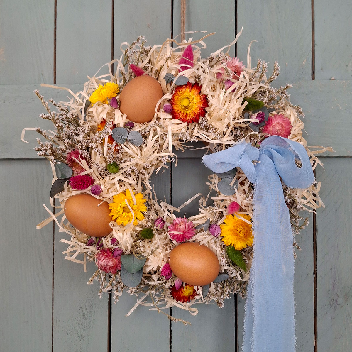 Wielkanocny wianek z kokardą