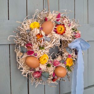 Wielkanocny wianek z kokardą