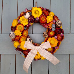 wielkanocny wianek z kocanek