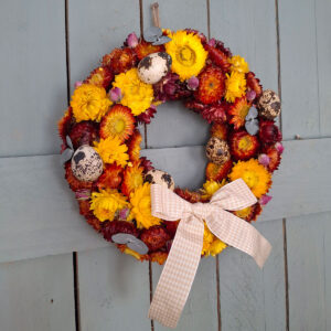 wielkanocny wianek z kocanek