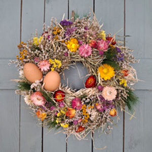 Wielkanocny wianek z suszonych kwiatów