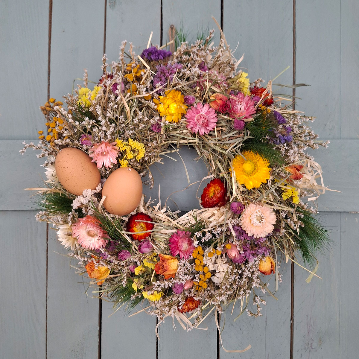 Wielkanocny wianek z suszonych kwiatów