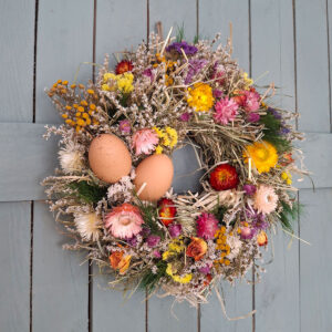 Wielkanocny wianek z suszonych kwiatów